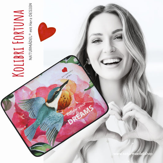 ELEGANTE STYLISCHE LAPTOP SLEEVE HUELLE - IM EXCLUSIVEN NATURMAEDEL® DESIGN KOLIBRI FORTUNA - COLLECTION HAPPY SPRING - VARIANTEN GROESSEN 13“ U. 15“ ZOLL - 100% Neopren. Der optimale und zuverlässige Schutz für Unterwegs - MARIA - 1.1 - www.naturmaedel.shop -