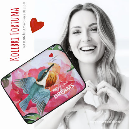 ELEGANTE STYLISCHE LAPTOP SLEEVE HUELLE -  IM EXCLUSIVEN NATURMAEDEL® DESIGN KOLIBRI FORTUNA - COLLECTION HAPPY SPRING - VARIANTEN GROESSEN 13“ U. 15“ ZOLL -  100% Neopren. Der optimale und zuverlässige Schutz für Unterwegs - MARIA -  1.1 - www.naturmaedel.shop - 
