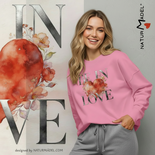 NATURMAEDEL® - NEW STYLE SILBER EDITION. SUPER BEQUEMER OVERSIZED UNISEX BIO-BAUMWOLL PULLOVER  MIT EXCLUSIVEM NATURMAEDEL® CREATIV DRUCKDESIGN - AQUARELL HERZ UND ROSEN - SCHRIFTZUG BE IN LOVE - 
DESIGN VERENA U. JANINA by VerJa.ME® - 1.0 - www.naturmaedel.shop - 

