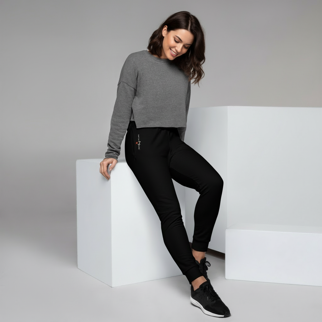 NATURMÄDEL® CLASSIC BASIC - EXCLUSIVE ATMUNGSAKTIVE, ELASTISCHE HIGHTECH DAMEN JOGGINGHOSE IM LOUNGEWEAR LOOK. WUNDERSCHÖNER KOMBIPARTNER FÜR ALLE GELEGENHEITEN. - FARBE SCHWARZ - DESIGN Verena by VerJa.ME® - www.naturmaedel.shop - 