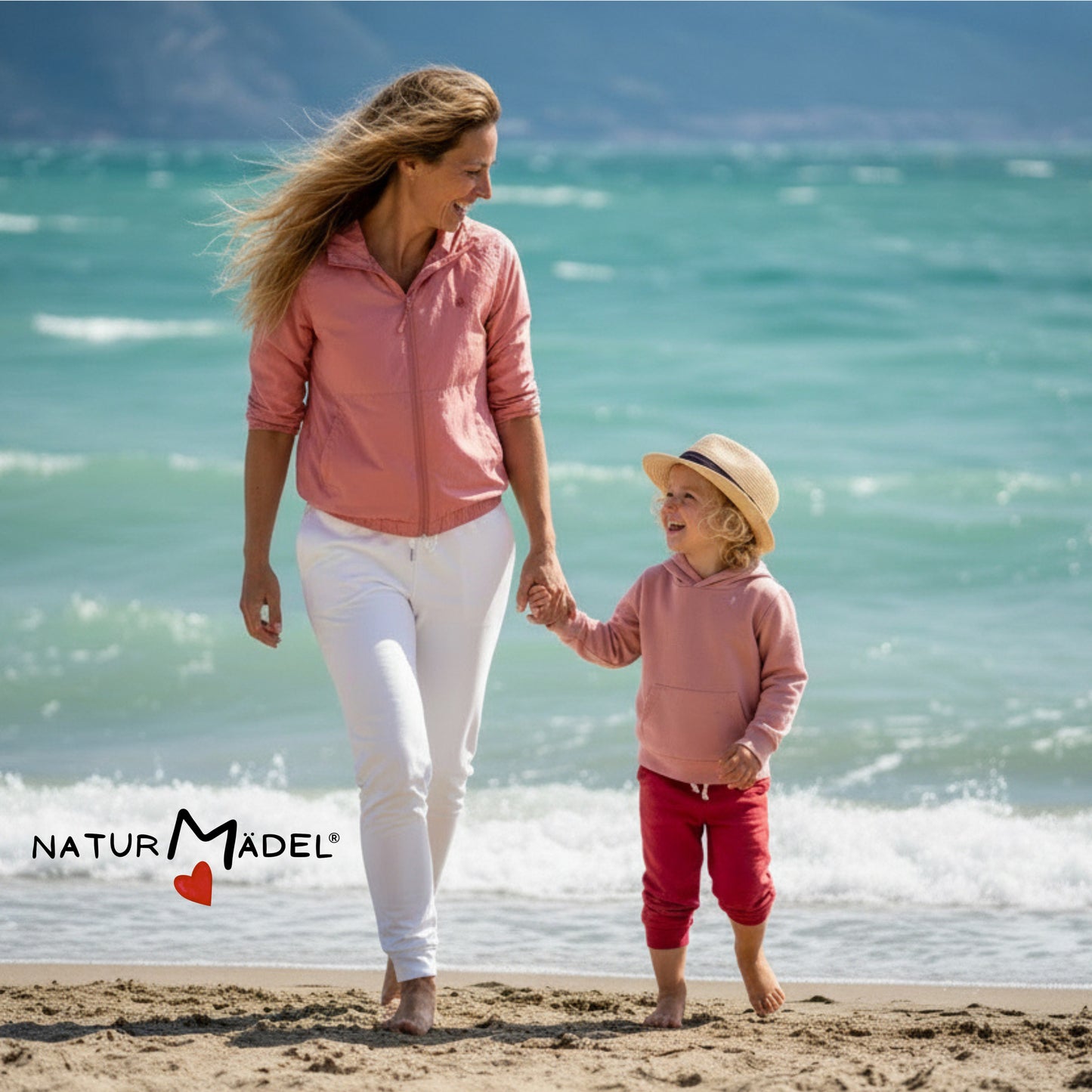 NATURMAEDEL® CLASSIC BASIC - EXCLUSIVE HIGHTECH DAMEN JOGGINGHOSE IM LOUNGEWEAR LOOK. ATMUNGSAKTIV, ELASTISCH, FIGURBETONT. WUNDERSCHÖNE SPORT- U. FREIZEITMODE FÜR ALLE GELEGENHEITEN- MAMA MIT KIND AM STRAND - FARBE ELEGANTES WEISS - GRAFIK DESIGN VERENA U. JANINA by VerJa.ME®  - 1.3 - www.naturmaedel.shop - 