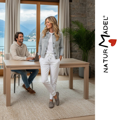 NATURMAEDEL® CLASSIC BASIC - EXCLUSIVE HIGHTECH DAMEN JOGGINGHOSE IM LOUNGEWEAR LOOK. ATMUNGSAKTIV, ELASTISCH, FIGURBETONT. WUNDERSCHÖNE SPORT- U. FREIZEITMODE FÜR ALLE GELEGENHEITEN- JANINA IM BÜRO ITALIEN - FARBE ELEGANTES WEISS - GRAFIK DESIGN VERENA U. JANINA by VerJa.ME®  - 1.5 - www.naturmaedel.shop - 