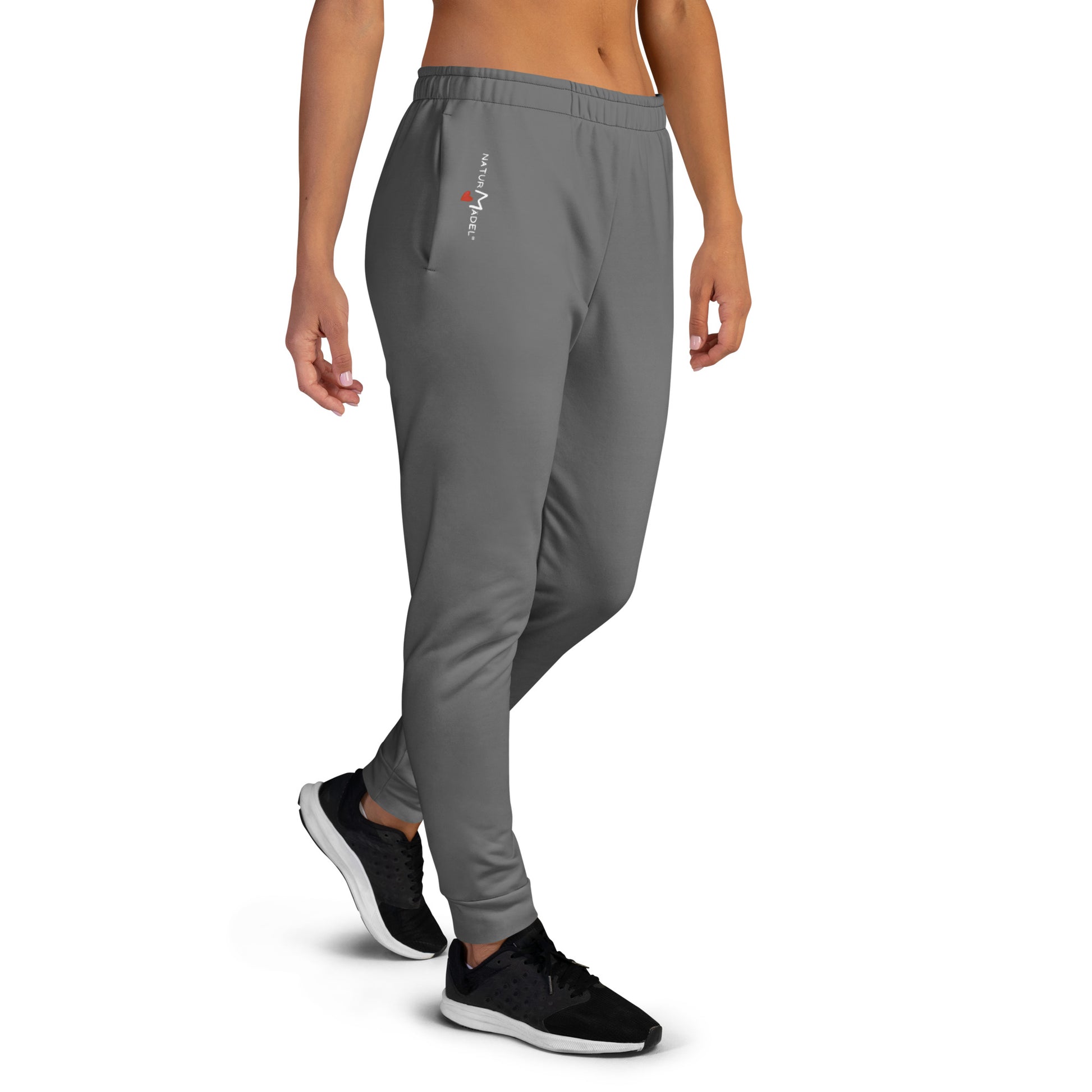 NATURMAEDEL® CLASSIC BASIC - EXCLUSIVE HIGHTECH DAMEN JOGGINGHOSE IM LOUNGEWEAR LOOK. ATMUNGSAKTIV, ELASTISCH, FIGURBETONT. FARBE GRAU - RECHTE SEITE - EXCLUSIV NATURMAEDEL® LOGO DRUCK  -  1.9  - www.naturmaedel.shop -  