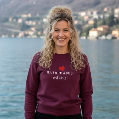 DEIN LIEBLINGSPULLOVER IN PREMIUM BIO QUALITÄT WARTET AUF DICH - NATURMÄDEL® LIEBEN DIE PREMIUMQUALITÄT UND DEN ABSOLUTEN KUSCHELEFFEKT - EXCLUSIV NATURMAEDEL MIT HERZ LOGO DESIGN- FARBE BEERE - NATURMÄDEL CARMEN - www.naturmaedel.shop - 