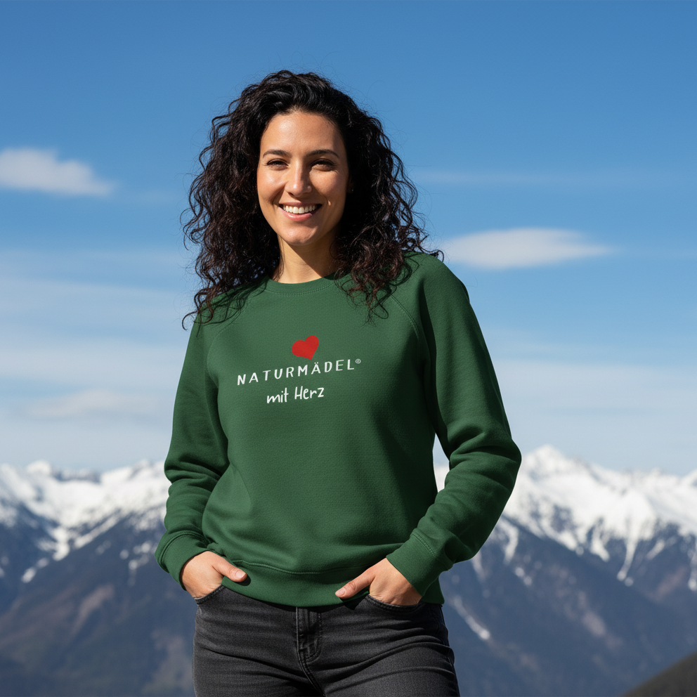 DEIN LIEBLINGSPULLOVER IN PREMIUM BIO QUALITÄT WARTET AUF DICH - NATURMÄDEL® LIEBEN DIE PREMIUMQUALITÄT UND DEN ABSOLUTEN KUSCHELEFFEKT - EXCLUSIV NATURMAEDEL MIT HERZ LOGO DESIGN- FARBE GRÜN - NATURMÄDEL RICARDA - www.naturmaedel.shop - 