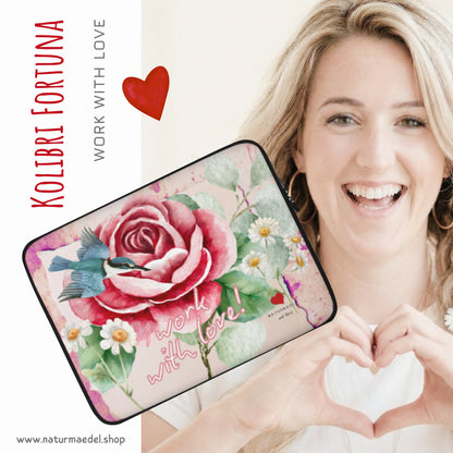 EDLES, PURISTISCH, ELEGANTES MACBOOK, LAPTOP SLEEVE IM EXCLUSIVEN NATURMÄDEL® DESIGN WORK WITH LOVE -  VINTAGE ROSE & KOLIBRI - Der optimale und stylische Schutz für Unterwegs - GRÖSSEN 13“ UND 15“ ZOLL - Janina - designed NATURMÄDEL® by VerJa.ME® - 1.15 - www.naturmädel.shop - 