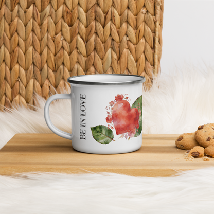 NATURMAEDEL® HERZENSGESCHENKE. EXCLUSIVE DESIGNER EMAILLE-TASSE „BE IN LOVE“. EDLES NATURMAEDEL® CREATIV  DESIGN - SCHRIFTZUG SO SCHOEN, DASS ES DICH GIBT - DESIGNED VERENA U. JANINA  BY VERJA.ME® - 1.2 - www.naturmaedel.shop - 