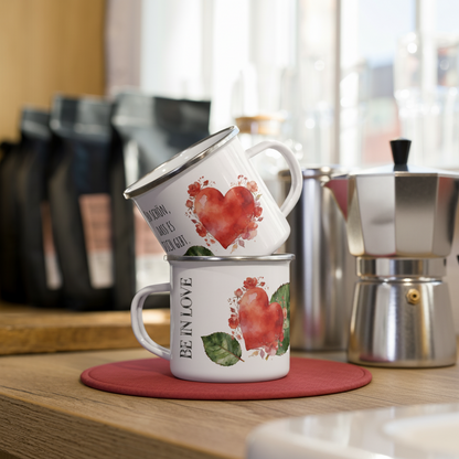 NATURMAEDEL® HERZENSGESCHENKE. EXCLUSIVE DESIGNER EMAILLE-TASSE „BE IN LOVE“. EDLES NATURMAEDEL® CREATIV  DESIGN - SCHRIFTZUG SO SCHOEN, DASS ES DICH GIBT - DESIGNED VERENA U. JANINA  BY VERJA.ME® - 1.6 - www.naturmaedel.shop - 