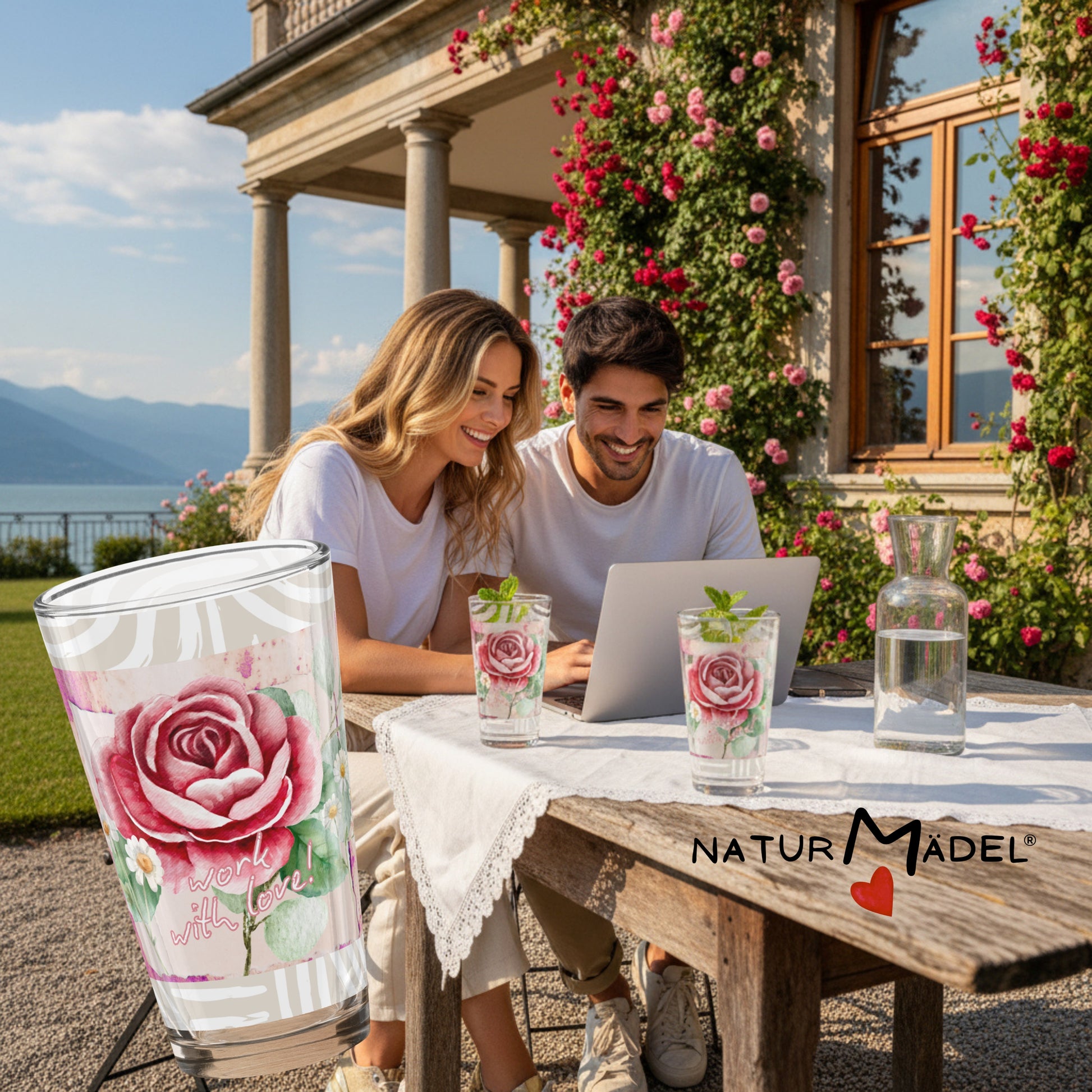 NATURMAEDEL® "WORK WITH LOVE". MOTIVATION PUR. GLUECKLICH UND MOTIVIERT ARBEITEN UND GENIESSEN. EIN WUNDERSCHOENER HANDGEMACHTER UND VON HAND DESIGNETER TRINKBECHER - DESIGNED  VERENA U. JANINA by VerJa.ME® - PREMIUM PANORAMA DRUCK - 1.0 - www.naturmaedel.shop - 
