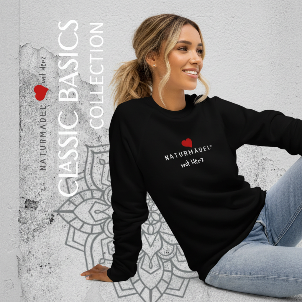 DEIN LIEBLINGSPULLOVER IN PREMIUM BIO QUALITÄT WARTET AUF DICH - NATURMÄDEL® LIEBEN DIE PREMIUMQUALITÄT UND DEN ABSOLUTEN KUSCHELEFFEKT - FARBE SCHWARZ - EXCLUSIVES NATURMÄDEL MIT HERZ LOGO DESIGN - NATURMÄDEL MARIA - 
 - www.naturmaedel.shop -