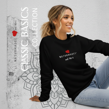 DEIN LIEBLINGSPULLOVER IN PREMIUM BIO QUALITÄT WARTET AUF DICH - NATURMÄDEL® LIEBEN DIE PREMIUMQUALITÄT UND DEN ABSOLUTEN KUSCHELEFFEKT - FARBE SCHWARZ - EXCLUSIVES NATURMÄDEL MIT HERZ LOGO DESIGN - NATURMÄDEL MARIA - 
 - www.naturmaedel.shop -