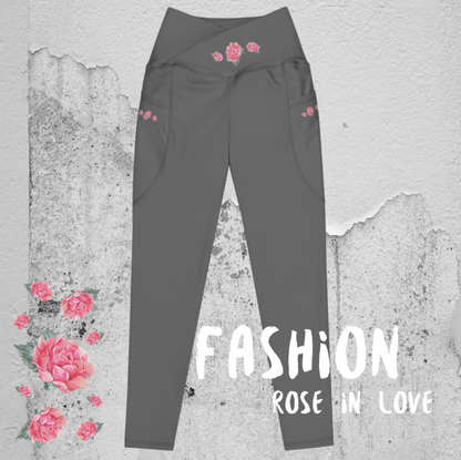 WUNDERSCHÖNE, FIGURBETONTE, V-BUND CROSSOVER LEGGINGS. IDEALER BEGLEITER FÜR YOGA-, FITNESS- UND ALLE FREIZEITAKTIVITÄTEN.  VERZIERT MIT UNSEREM EINZIGARTIGEM NATURMÄDEL® ROSE IN LOVE DESINGN - www.naturmaedel.shop 