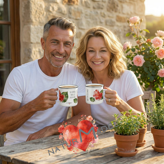 NATURMAEDEL® HERZENSGESCHENKE. EXCLUSIVE DESIGNER EMAILLE-TASSE „BE IN LOVE“. EDLES NATURMAEDEL® CREATIV  DESIGN - SCHRIFTZUG SO SCHOEN, DASS ES DICH GIBT - DESIGNED VERENA U. JANINA  BY VERJA.ME® - 1.2 - www.naturmaedel.shop -  